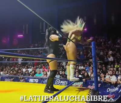 La hiedra gets smacked on her 🍑 twice by dalys and Lady Maravilla, then gets smacked once again by dalys at Arena Neza 5/7/26