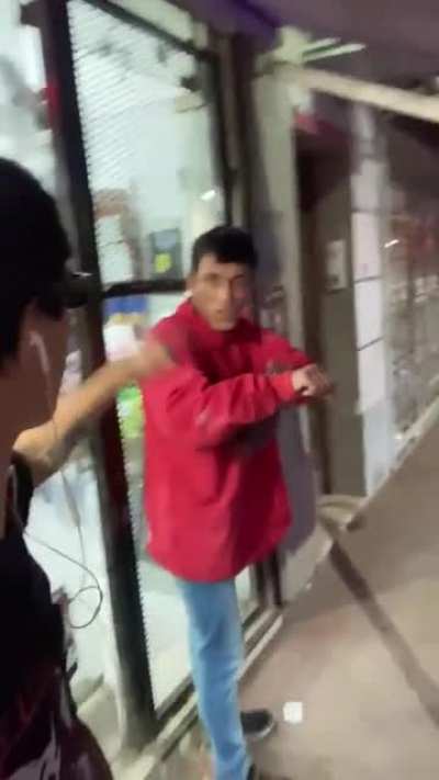 El loco le quiso robar pero hay gente que lo defiende, creen que Gabino actu&oacute; bien o mal?