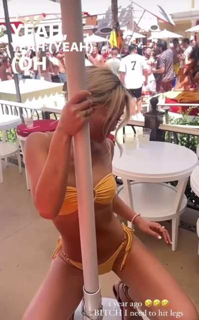 blonde baddie