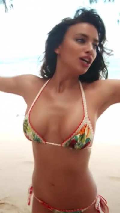 On Set With Gigi Hadid, Irina Shayk &amp;amp; More - Sports Illustrated Swimsuit 2015 - Kauai Shoots - Vertical Edit