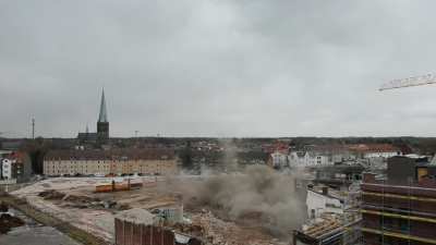 Sprengung des alten Schornsteins an den ehemaligen Osmo-Hallen