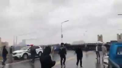 Chinese people marched towards police: it happens today after China lift lockdown of Hubei province, where Wuhan, the epicenter of the coronavirus, is located. Seems not all are happy.