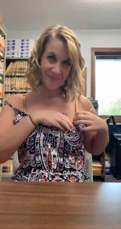 When my boss isn&rsquo;t looking😏 (f)