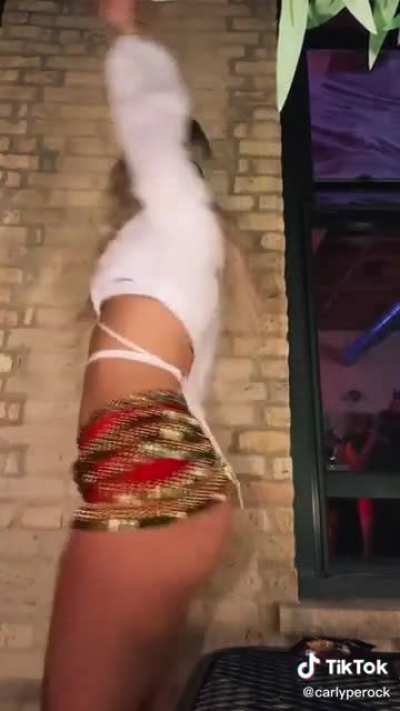 When she turns around😳
