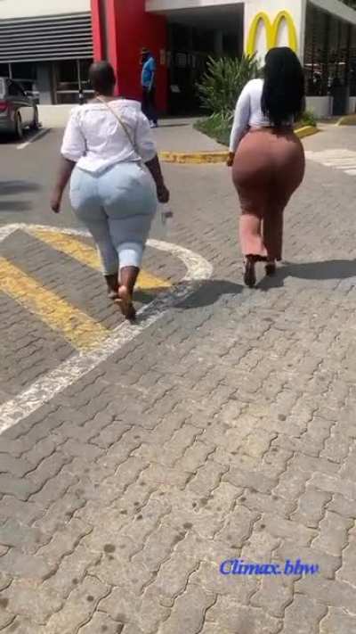 2 bigbooty🍑🍑