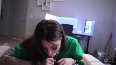 Hannahowo chupando pene
