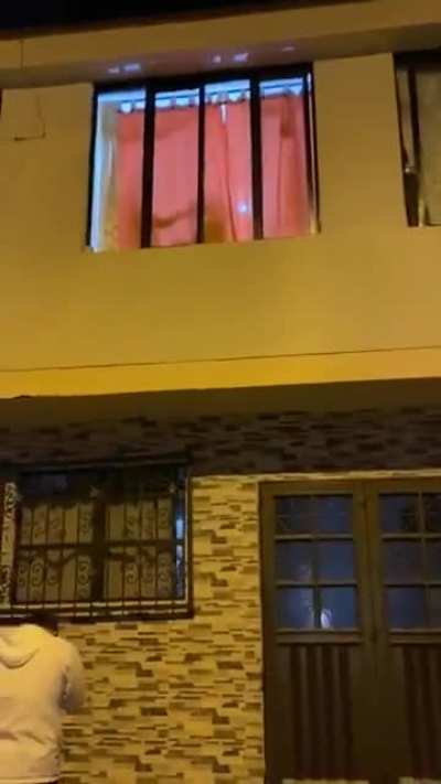 Muca chegando em casa e vendo o greninja com a loirinha