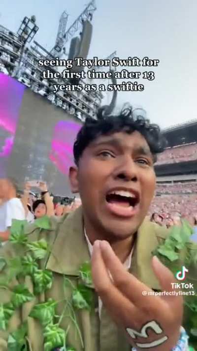Avg Telugu fanatic react the same way when they meet their star heroes, ade ma swiftie ko,rihanna kosam react aite gay&eth;&eth; ah! The disparity. Context in comments. 
