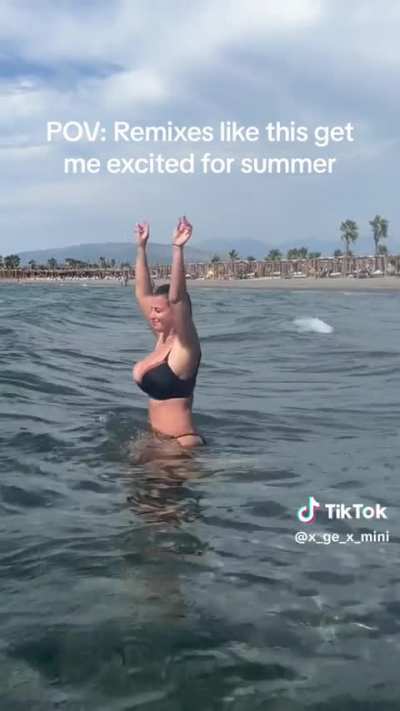 @x_ge_x_mini Has huge tits in a bikini