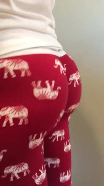 You seemed to like the blue leggings, so here&rsquo;s some red ones... [oc]