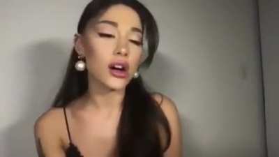 here's a video of her revealing the deluxe tracks !