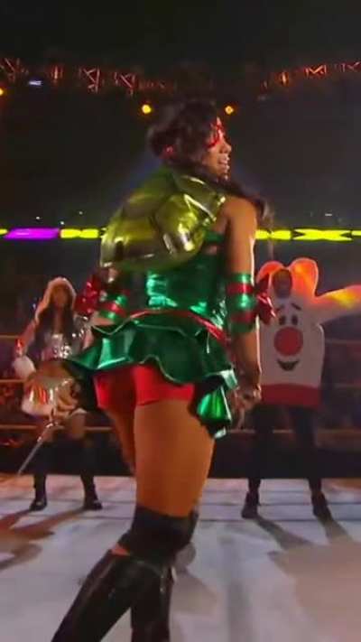 AJ Lee shaking her ass