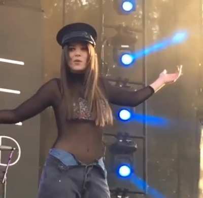 Hailee Steinfeld is so hot 🔥