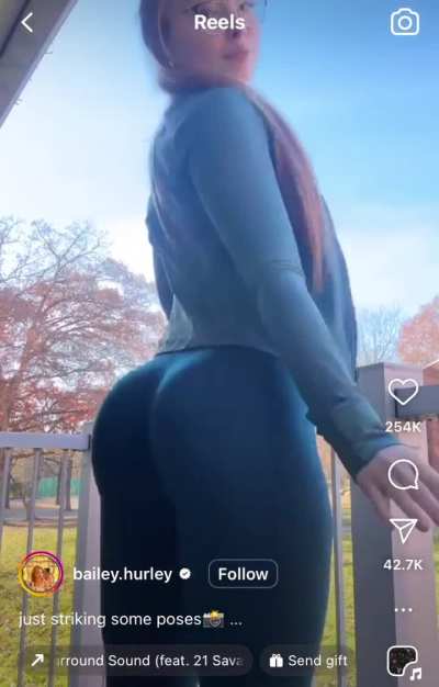 👩🏻‍🦰🍑