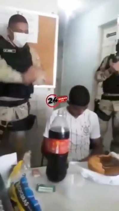 La polic&iacute;a brasile&ntilde;a celebrando el 18 cumplea&ntilde;os de un chavalito que ha robao para poder arrestarle despu&eacute;s (no es invent).