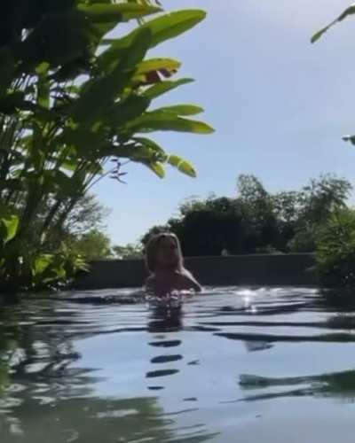 Julia im Pool &hellip;Instagram Storys vom 24.09.22 vom Bali Urlaub
