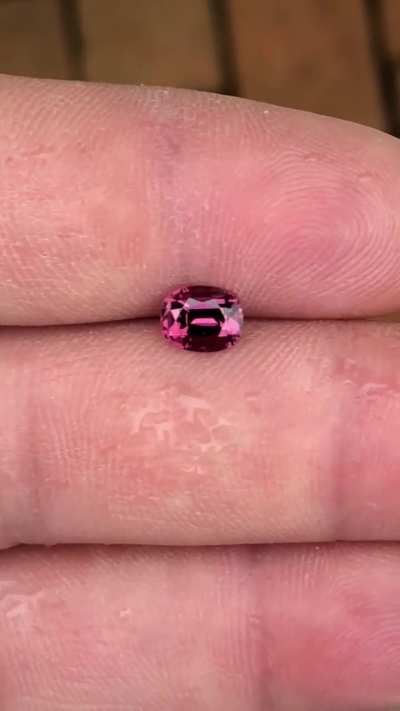 Second video !!1.065 ct spinel from Tanzania 🇹🇿  Beutiful deep magenta color.6.5x5.2 mm eye clean ! $200 plus shipping .