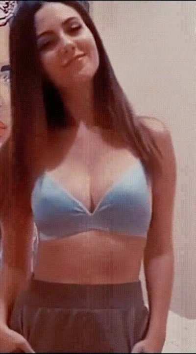 Victoria Justice rewarding &amp;amp; teasing her good boys with a body reveal in 60fps. How would you enjoy the night with her?