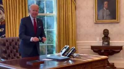 T&atilde;o divulgando este v&iacute;deo como se Biden estivesse debochando do Bolsonaro quando perguntando quando iriam se falar. Tirem suas pr&oacute;prias conclus&otilde;es