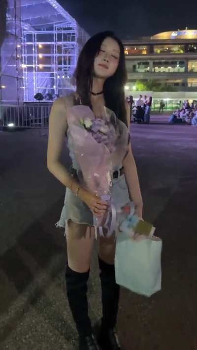 giving flowers to Mire at her debut solo stage 💐