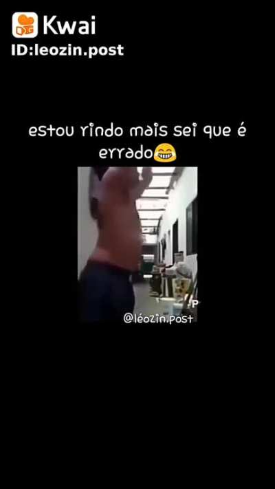 mano quase rir mas sei que rir disso e errado o cara tem uma doen&ccedil;a que n&atilde;o sei o nome