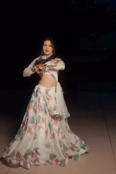 Avneet's beautiful and navelicious bolly<wbr>wood/<wbr>class<wbr>ical dance