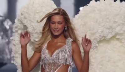 On the runway for Victoria's Secret Fashion Show (15/10/25)