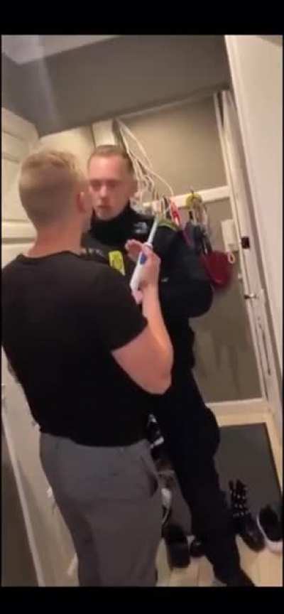 Tru aldrig politiet med en eltandbørste i eget hjem
