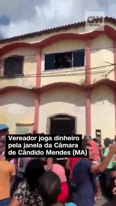 No Maranh&atilde;o, existe o Vereador que joga R$300k de Suborno pela janela, existe a pessoa que vai se arrebentar toda para conseguir dinheiro e existe o tonto filmando no meio da galera pra mandar no grupo de zap.