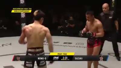Nong-O kicked the shit out of Suzuki