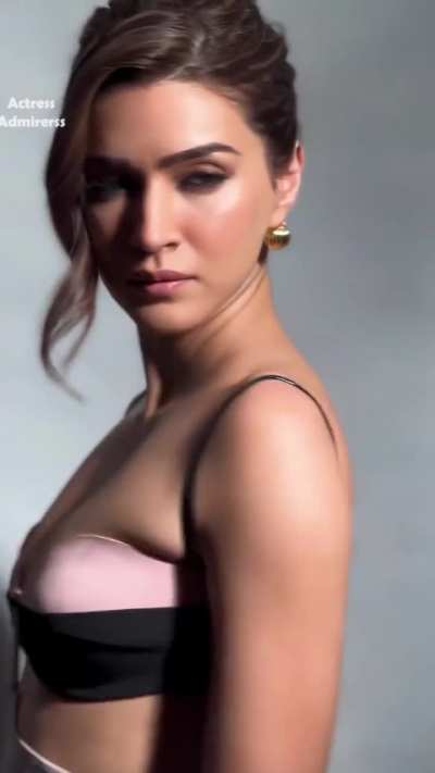 Kriti sanon yummy boobs 🤤