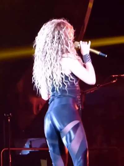 Shakira's been shaking her ass each time she is no stage and no one gets bored when watching her. Can see why.