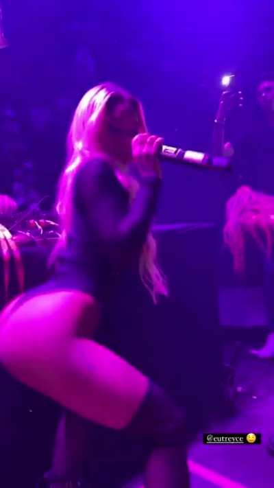 Thallita Treyce balan&ccedil;ando a raba no show! 🔥
