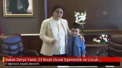 &Ccedil;ocuk &ouml;ks&uuml;z yetim orda &ccedil;ikolatayı versen nolursun he g&ouml;revden mi alırlar kim bilir nasıl &ccedil;ekmiştir canı &ccedil;ocuğun. Ramazan dolayısıyla &ccedil;ikolata vermemek nedir &ccedil;ıldıracam ya anasını sikeyim b&ouml;yle &uuml;lkenin
