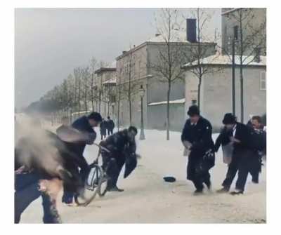 First ever recorded snowball fight (1897)