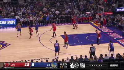 [Highlight] Curry capitalizes on Lonzo looking away for half a second