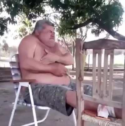 Мужик теребит сиську