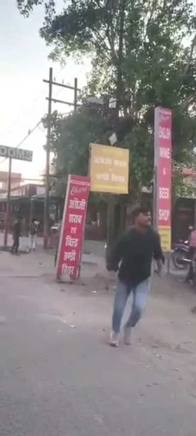 Average college ke ladke outside campus