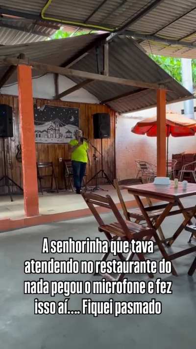 Dona Lila, dona de um restaurante em Paulista - PE, dando uma palhinha no seu karaok&ecirc;