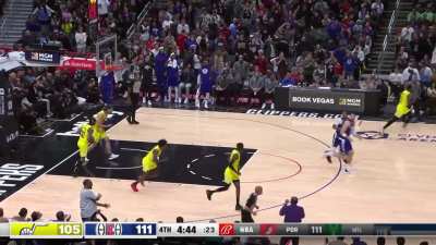 [Highlight] Reggie Jackson some how hits Zubac with the behind the back pass in heavy traffic