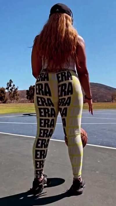 Those cakes in slow motion😋