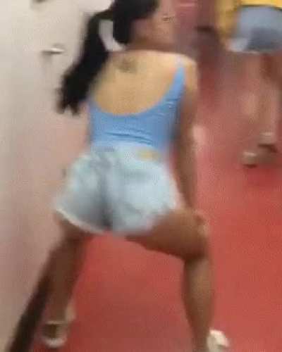 Ariel Winter - Twerking