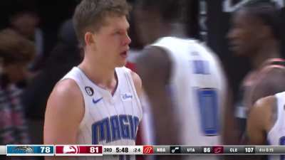 [Highlight] Mo Wagner throws down powerful and 1 poster