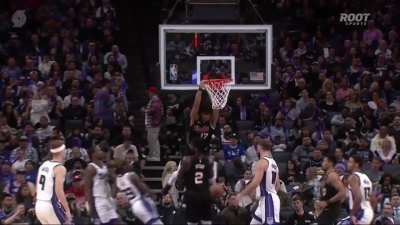 [Highlight] Sharpe gets into the paint and just explodes up over everyone for the dunk