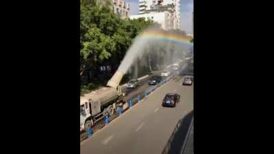 Gavur İzmir belediyesi bizden aldığı vergiler ile utanmadan lgbt bayrağı basıyor