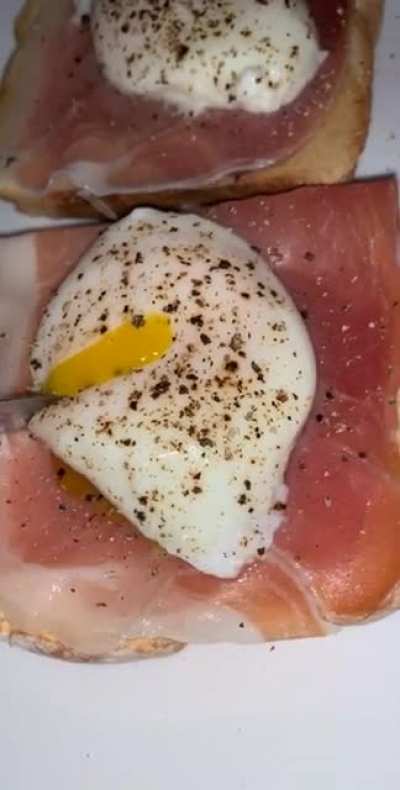 this was my 3rd or 4th time making poached eggs! I&rsquo;m pretty proud of it 🥰
