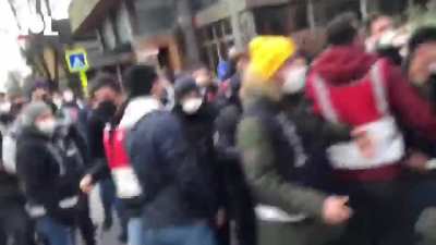 G&ouml;zaltına almak i&ccedil;in aşşağı bak toplu gezme gibi sa&ccedil;ma sapan bahaneler yaratıyor. Halkın polisi değil mahalle abisi sanki am &ccedil;ullaması