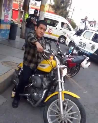Ay, wey! La policia!
