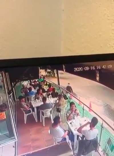 Sicario kills a guy at a restaurant in Leon, Guanajuato.