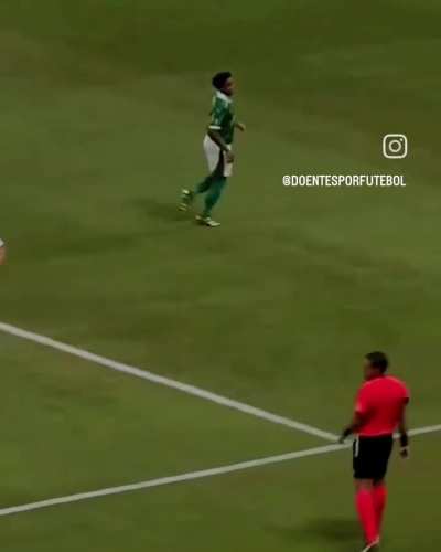 Endrick &eacute; trombado ao entrar em campo